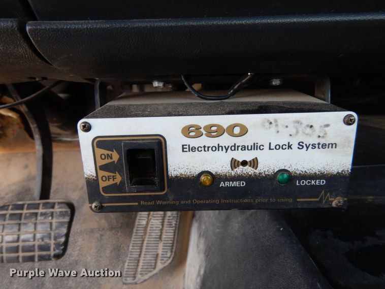 image for item JK9843 2001 Chevrolet C7500  bucket truck