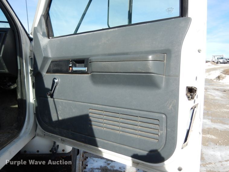 image for item JK9843 2001 Chevrolet C7500  bucket truck