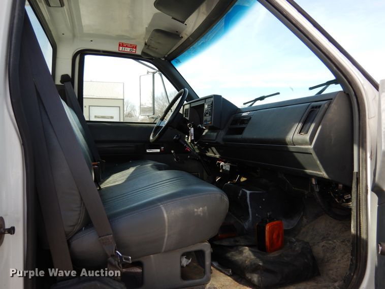 image for item JK9843 2001 Chevrolet C7500  bucket truck