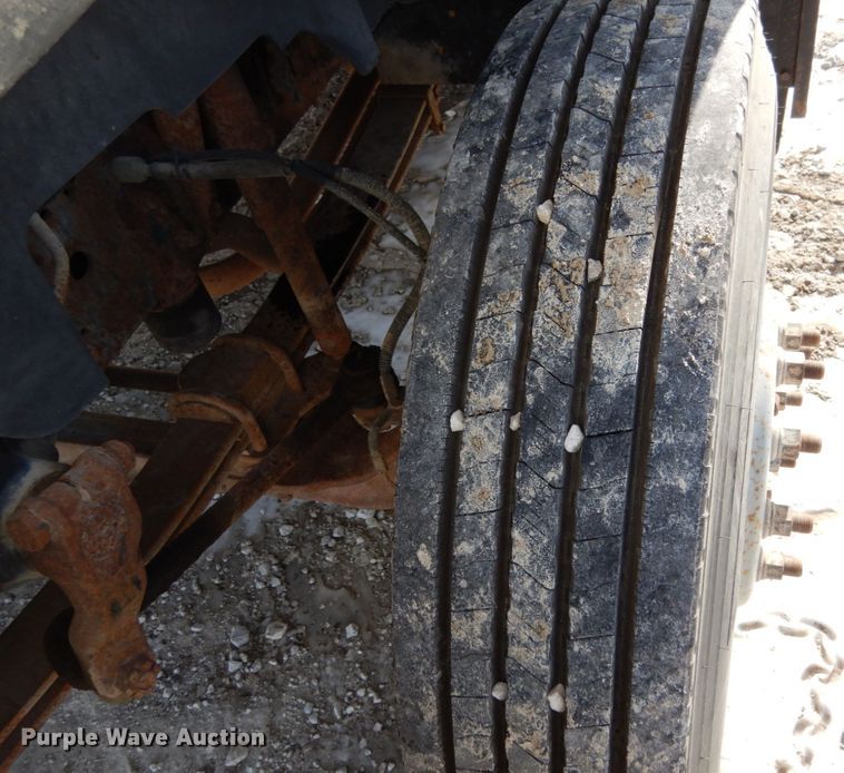 image for item JK9843 2001 Chevrolet C7500  bucket truck