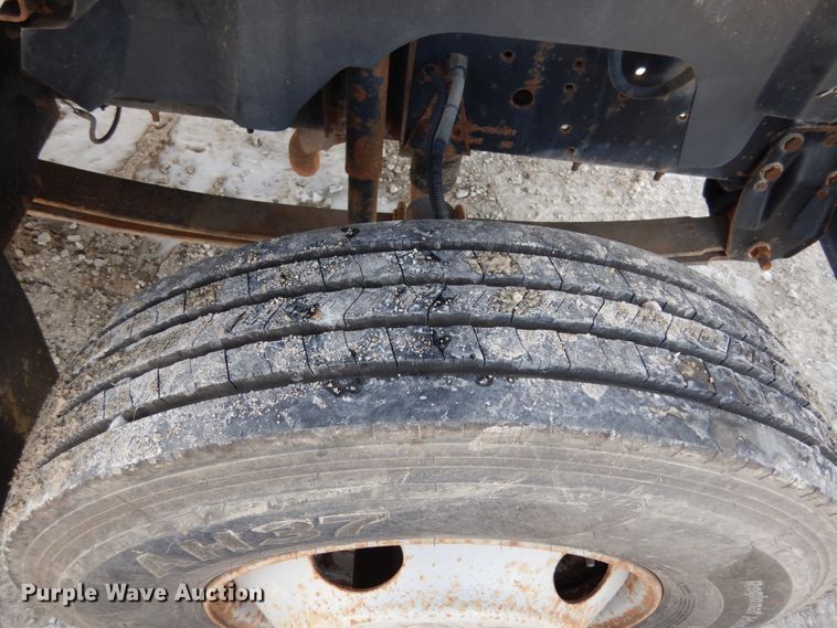 image for item JK9843 2001 Chevrolet C7500  bucket truck