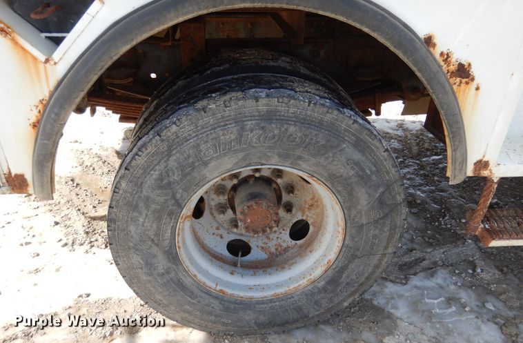 image for item JK9843 2001 Chevrolet C7500  bucket truck