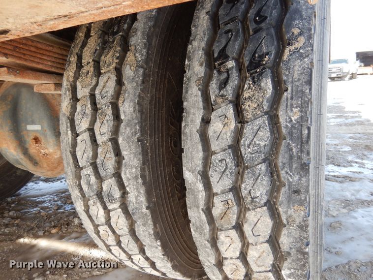 image for item JK9843 2001 Chevrolet C7500  bucket truck