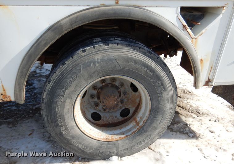 image for item JK9843 2001 Chevrolet C7500  bucket truck