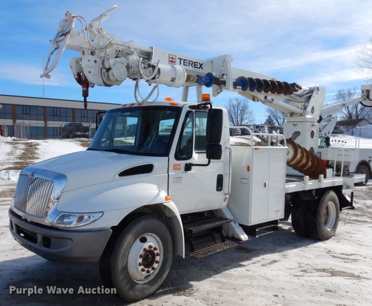 image for item JK9845 2006 International 4300  digger derrick truck