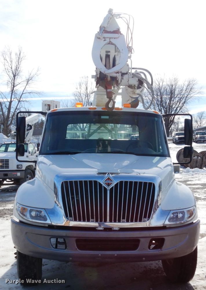 image for item JK9845 2006 International 4300  digger derrick truck