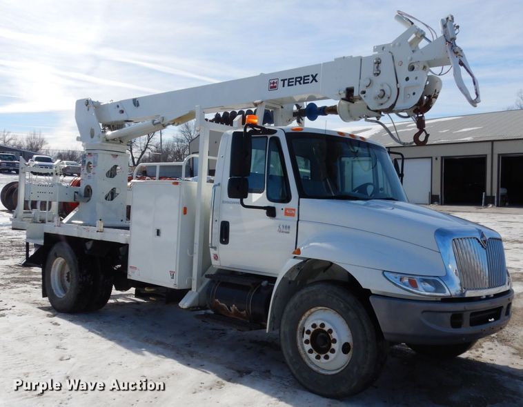 image for item JK9845 2006 International 4300  digger derrick truck