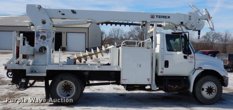 image for item JK9845 2006 International 4300  digger derrick truck