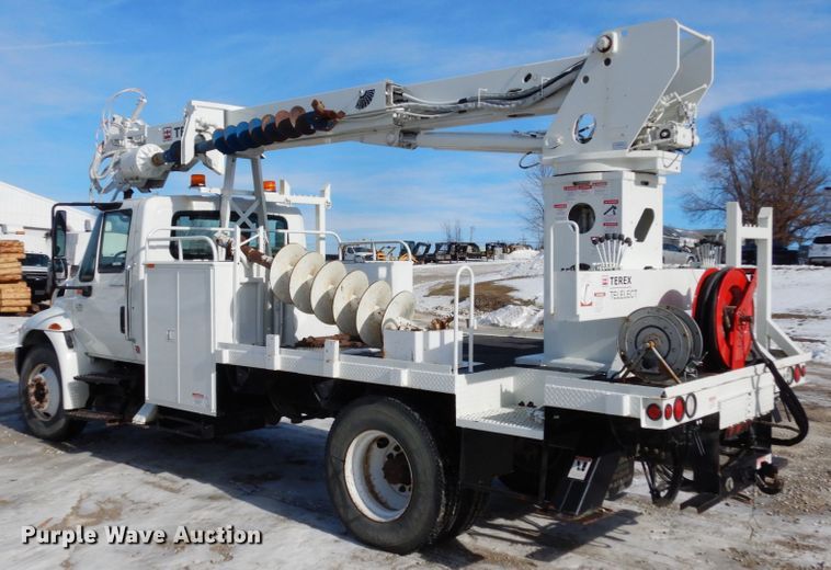 image for item JK9845 2006 International 4300  digger derrick truck