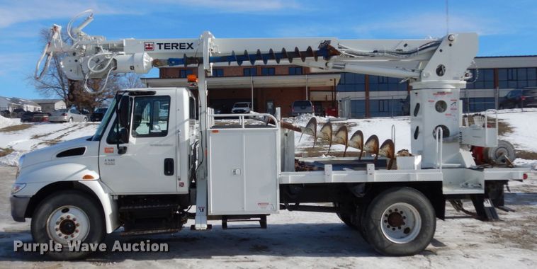 image for item JK9845 2006 International 4300  digger derrick truck