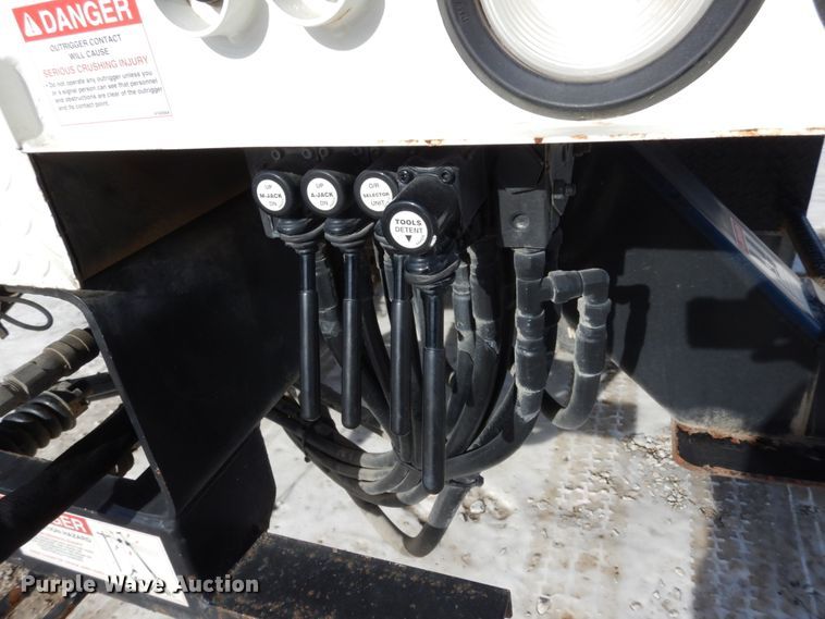 image for item JK9845 2006 International 4300  digger derrick truck