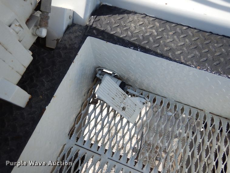 image for item JK9845 2006 International 4300  digger derrick truck