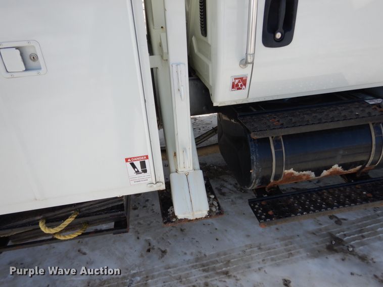 image for item JK9845 2006 International 4300  digger derrick truck