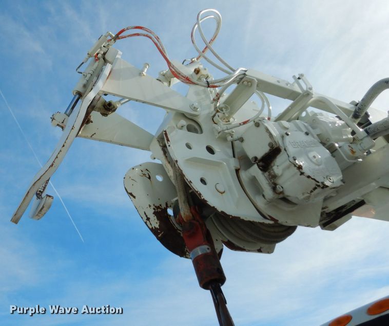 image for item JK9845 2006 International 4300  digger derrick truck