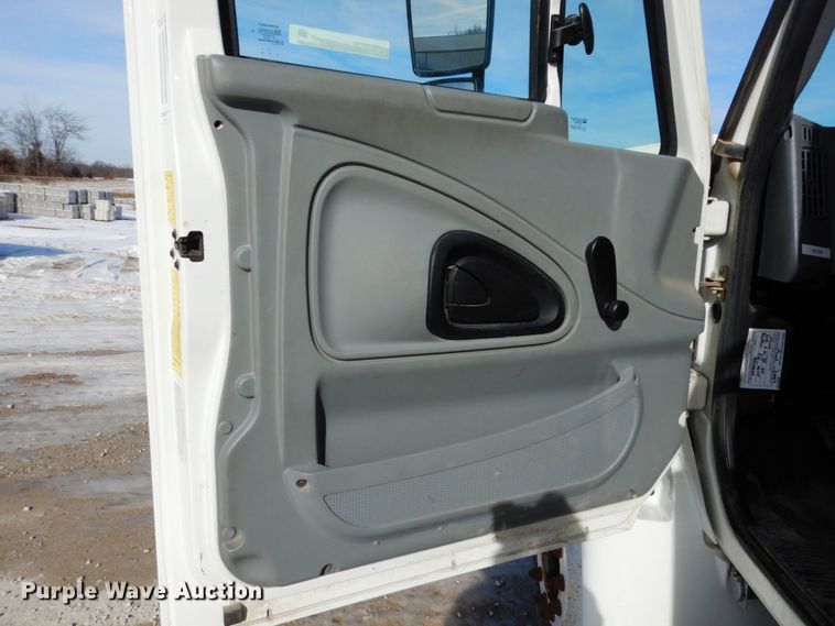 image for item JK9845 2006 International 4300  digger derrick truck