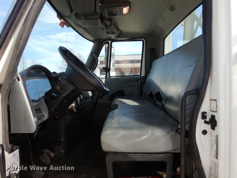 image for item JK9845 2006 International 4300  digger derrick truck