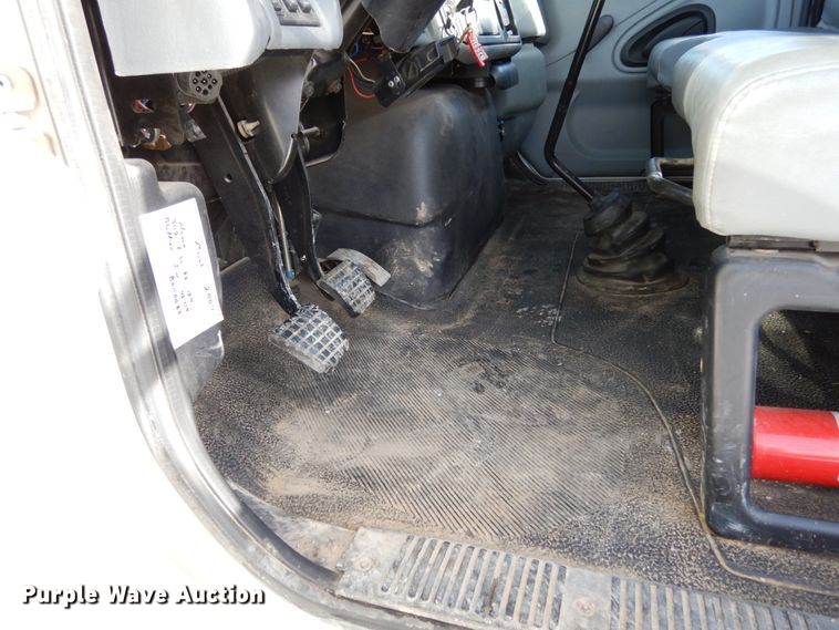 image for item JK9845 2006 International 4300  digger derrick truck