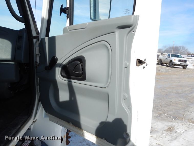 image for item JK9845 2006 International 4300  digger derrick truck