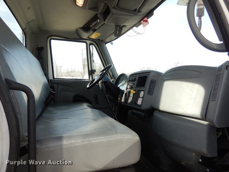 image for item JK9845 2006 International 4300  digger derrick truck