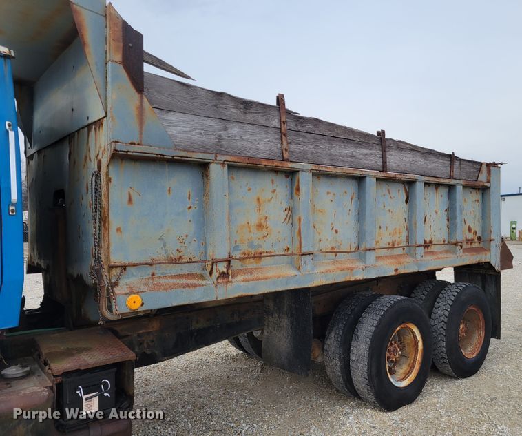 image for item KH9862 1977 Ford 9000  dump truck