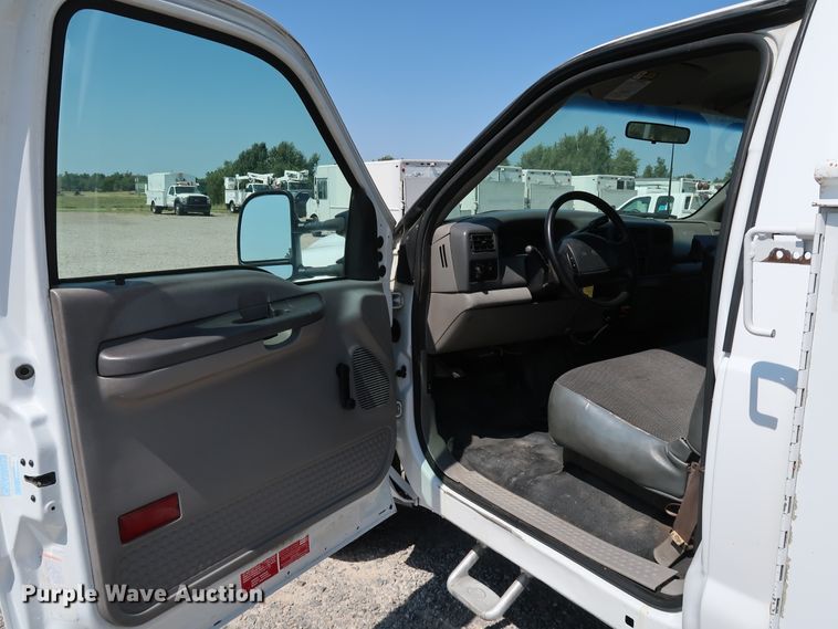 image for item KQ9728 2001 Ford F350 Super Duty XL  bucket truck