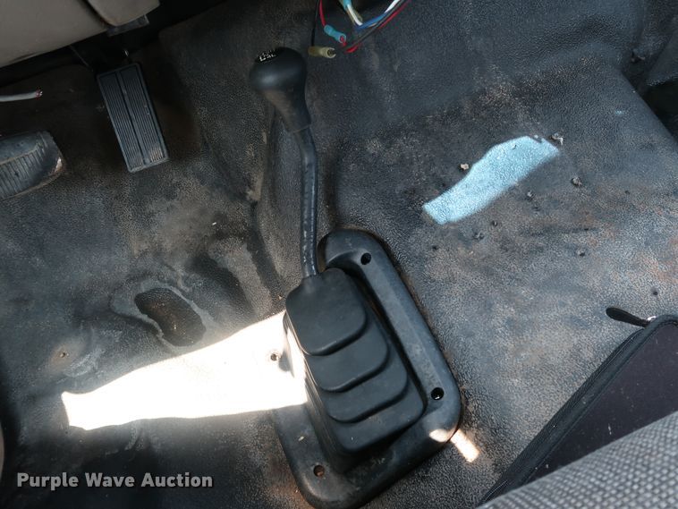 image for item KQ9728 2001 Ford F350 Super Duty XL  bucket truck