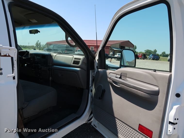 image for item KQ9728 2001 Ford F350 Super Duty XL  bucket truck