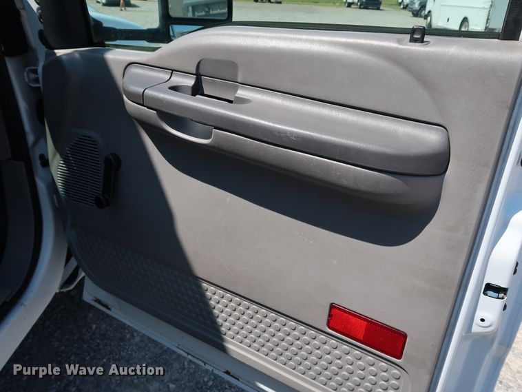 image for item KQ9728 2001 Ford F350 Super Duty XL  bucket truck