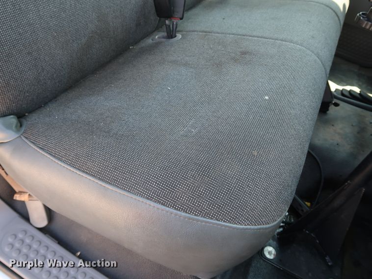 image for item KQ9728 2001 Ford F350 Super Duty XL  bucket truck