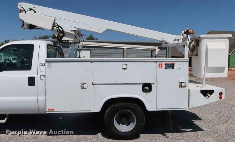 image for item KQ9728 2001 Ford F350 Super Duty XL  bucket truck