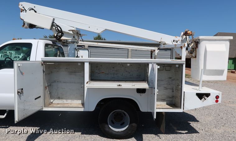 image for item KQ9728 2001 Ford F350 Super Duty XL  bucket truck