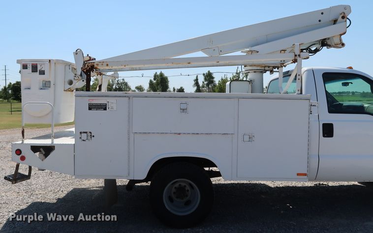 image for item KQ9728 2001 Ford F350 Super Duty XL  bucket truck