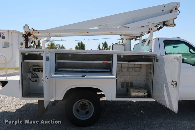 image for item KQ9728 2001 Ford F350 Super Duty XL  bucket truck