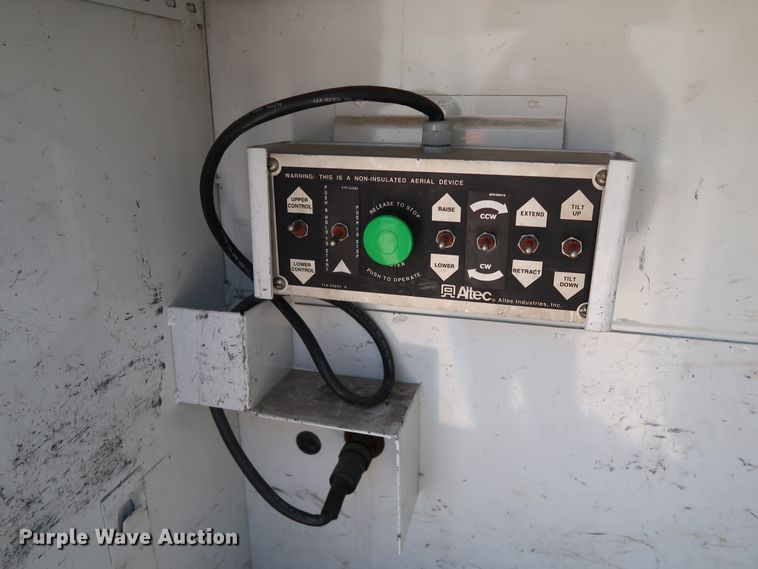 image for item KQ9728 2001 Ford F350 Super Duty XL  bucket truck