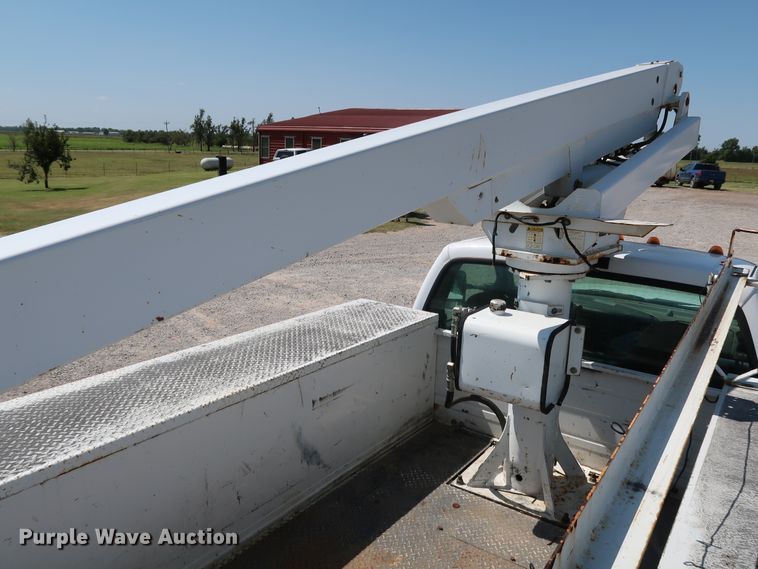 image for item KQ9728 2001 Ford F350 Super Duty XL  bucket truck