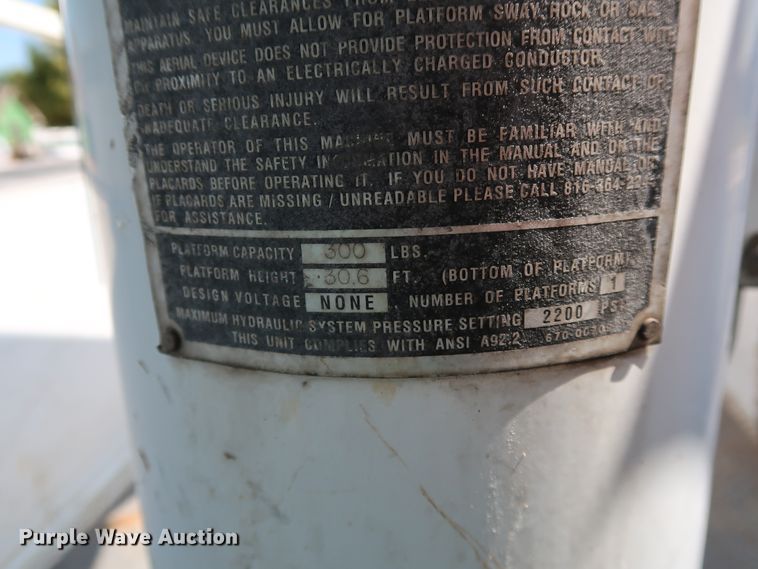 image for item KQ9728 2001 Ford F350 Super Duty XL  bucket truck