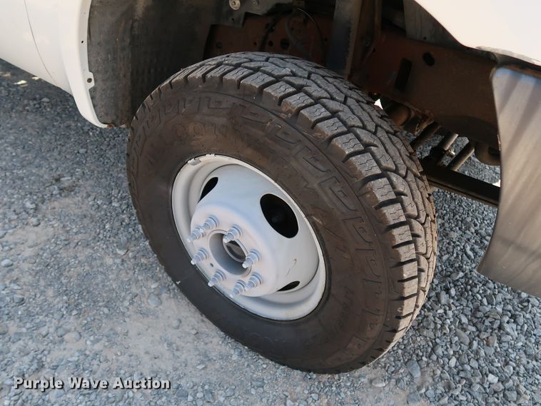 image for item KQ9728 2001 Ford F350 Super Duty XL  bucket truck