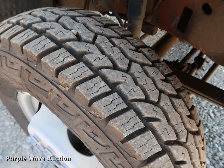 image for item KQ9728 2001 Ford F350 Super Duty XL  bucket truck