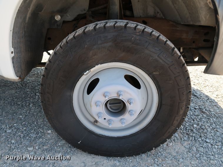 image for item KQ9728 2001 Ford F350 Super Duty XL  bucket truck