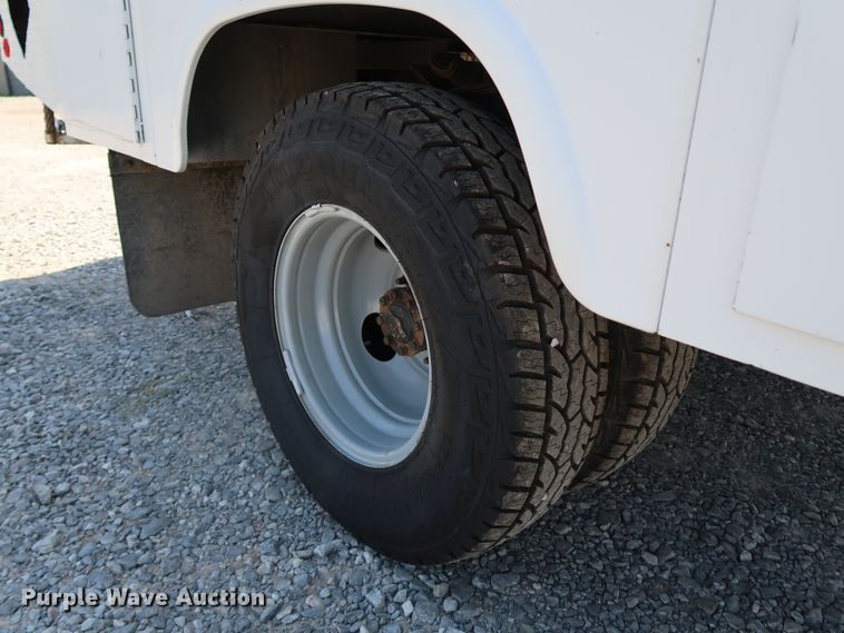 image for item KQ9728 2001 Ford F350 Super Duty XL  bucket truck