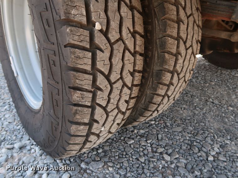 image for item KQ9728 2001 Ford F350 Super Duty XL  bucket truck