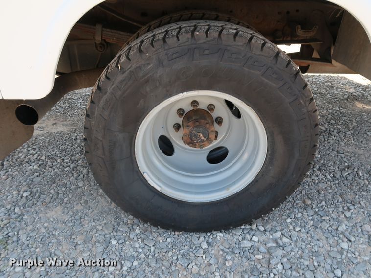 image for item KQ9728 2001 Ford F350 Super Duty XL  bucket truck