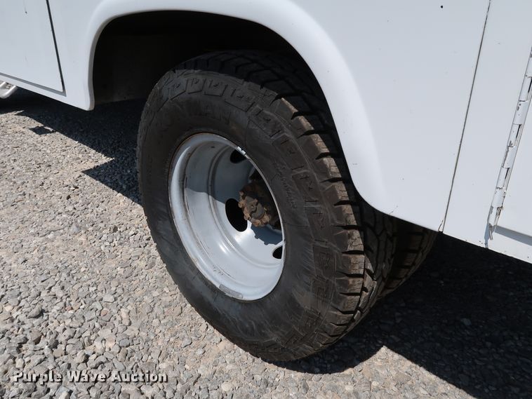 image for item KQ9728 2001 Ford F350 Super Duty XL  bucket truck