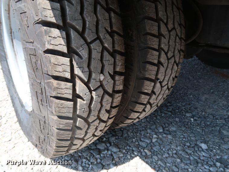 image for item KQ9728 2001 Ford F350 Super Duty XL  bucket truck