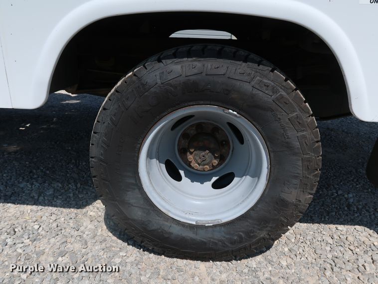 image for item KQ9728 2001 Ford F350 Super Duty XL  bucket truck