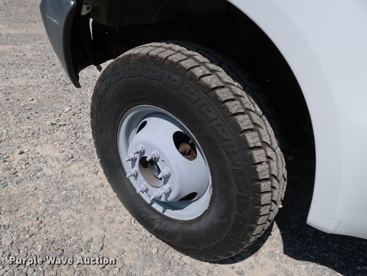 image for item KQ9728 2001 Ford F350 Super Duty XL  bucket truck