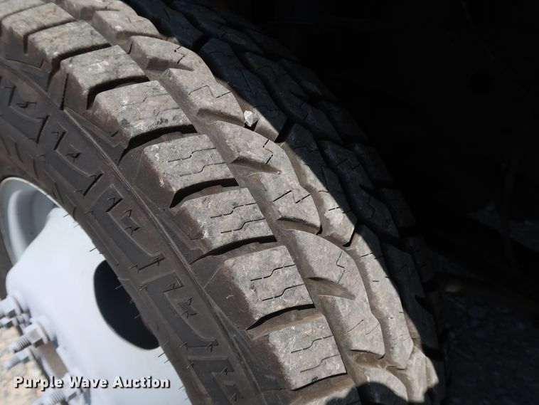 image for item KQ9728 2001 Ford F350 Super Duty XL  bucket truck