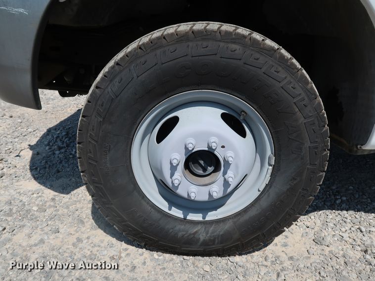 image for item KQ9728 2001 Ford F350 Super Duty XL  bucket truck