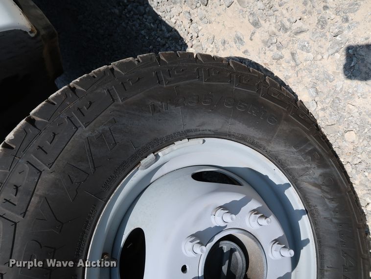 image for item KQ9728 2001 Ford F350 Super Duty XL  bucket truck