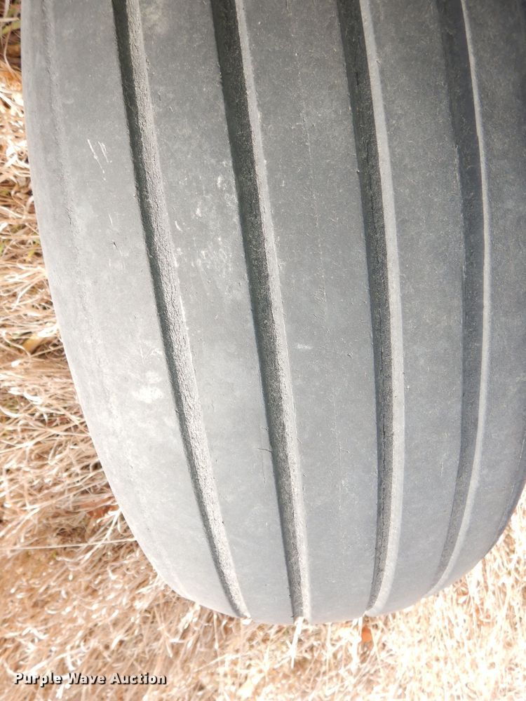 image for item DH8780 Huskee  gravity wagon